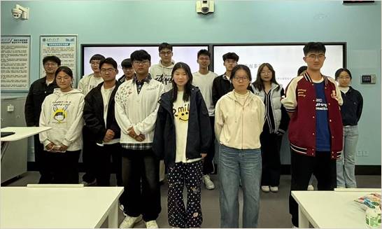 参与民族文化交流分享活动的同学们在教室里合影。 参与民族文化交流分享活动的同学们在教室里合影。