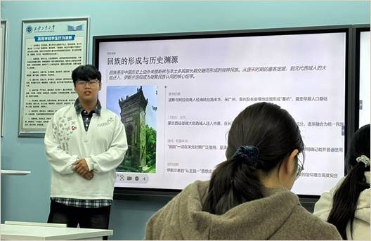 一名男生在屏幕前讲解回族的形成与历史渊源。 一名男生在屏幕前讲解回族的形成与历史渊源。